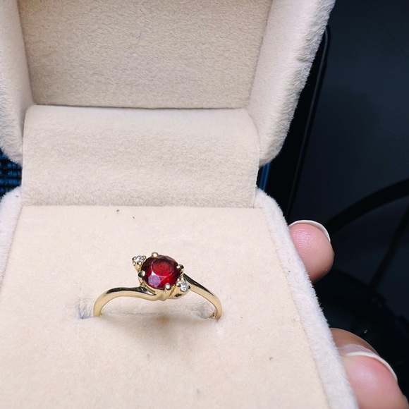 10k solid gold ring with red garnet and diamonds size 4.75 weighs 1.3 grams - Picture 7 of 9